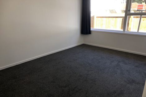 Photo of property in 3/2 Longbill Place, Glendene, Auckland, 0602