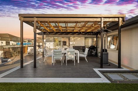 Photo of property in 16 Aporo Drive, Kumeu, 0810