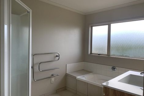 Photo of property in 1 Luna Place, Henderson, Auckland, 0612