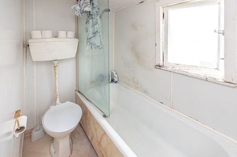 Photo of property in 1 Manuka Street, Castlecliff, Whanganui, 4501