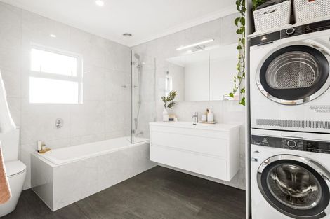Photo of property in 3/19 Lake Pupuke Drive, Takapuna, Auckland, 0622