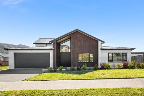 Photo of property in 4 Omaka Place, Aotea, Porirua, 5024