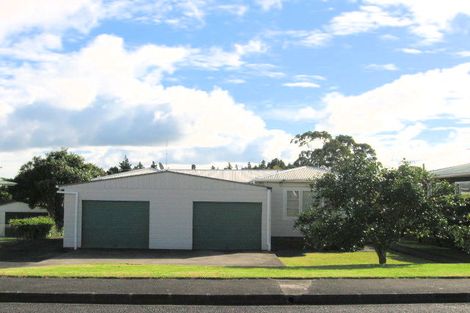 Photo of property in 10 Helga Crescent, Te Atatu Peninsula, Auckland, 0610