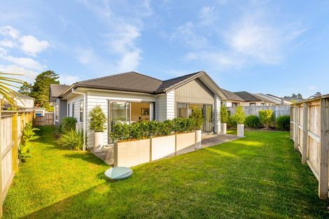 Photo of property in 17 Papa Orchard Drive, Kumeu, 0810