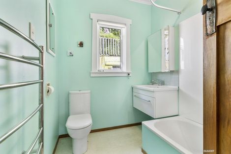 Photo of property in 124 Queens Drive, Lyall Bay, Wellington, 6022