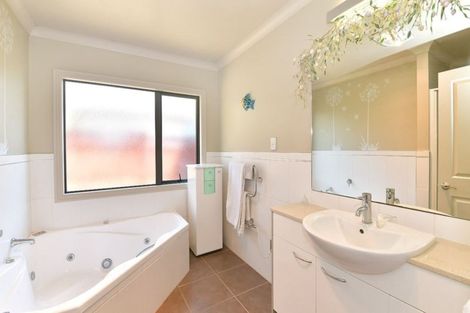 Photo of property in 8 Archer Rayner Place, Greenhithe, Auckland, 0632