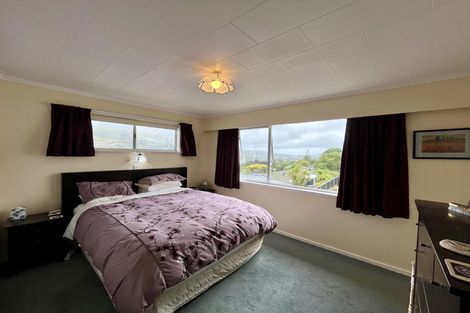 Photo of property in 1 Spicer Place, Tawa, Wellington, 5028