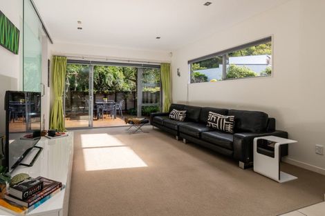 Photo of property in 37 Tiketike Way, Brooklyn, Wellington, 6021