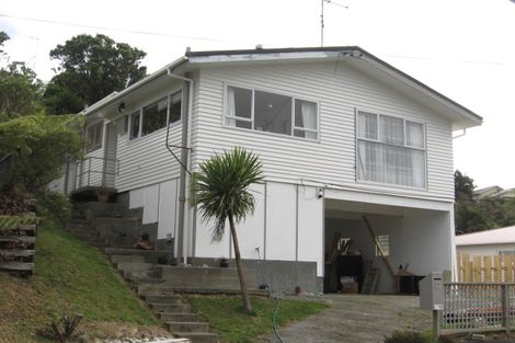 Photo of property in 11 Alwyn Place, Newlands, Wellington, 6037