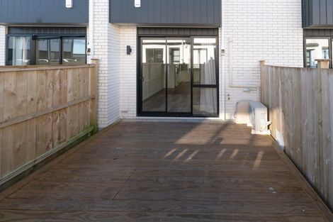 Photo of property in 2/86 Fred Taylor Drive, Westgate, Auckland, 0814