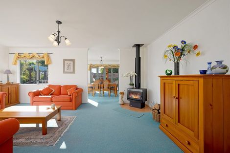 Photo of property in 2 Burgundy Park Avenue, Henderson, Auckland, 0612
