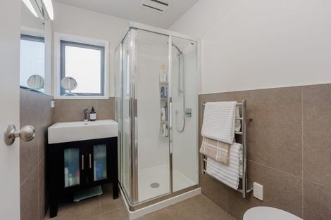 Photo of property in 1/66 Browns Bay Road, Rothesay Bay, Auckland, 0630