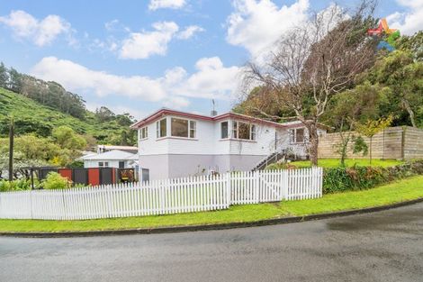 Photo of property in 30 Kiwi Crescent, Tawa, Wellington, 5028