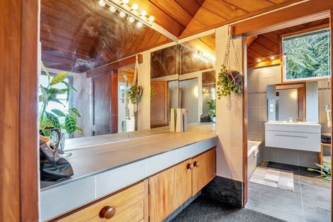 Photo of property in 1/51 Quinns Road, Waiatarua, Auckland, 0612