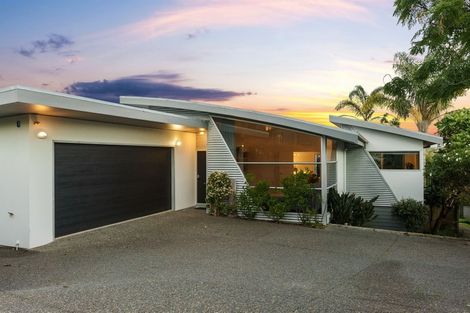 Photo of property in 10 Baulcomb Parade, Windsor Park, Auckland, 0632