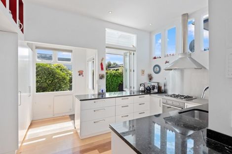 Photo of property in 33 Saint Andrews Square, Strowan, Christchurch, 8052