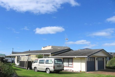 Photo of property in 2 Rosvall Place, Foxton Beach, Foxton, 4815