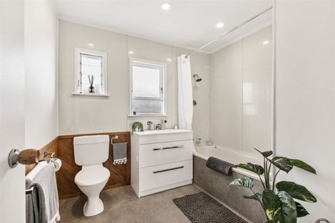 Photo of property in 14 Taupo Street, Green Bay, Auckland, 0604