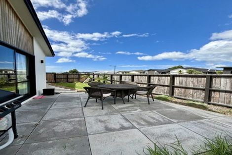 Photo of property in 18 Awatira Drive, Papamoa Beach, Papamoa, 3118