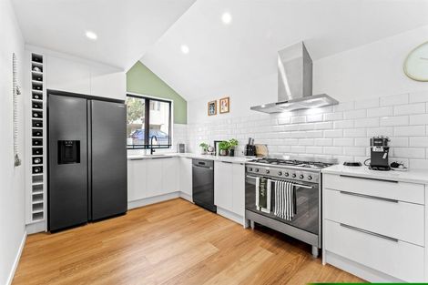 Photo of property in 1/6 Heathcote Road, Castor Bay, Auckland, 0620
