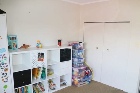 Photo of property in 2/11 Tulloch Place, Conifer Grove, Takanini, 2112