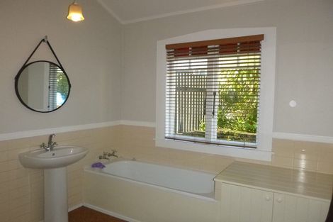 Photo of property in 2 Gow Street, Helensville, 0800