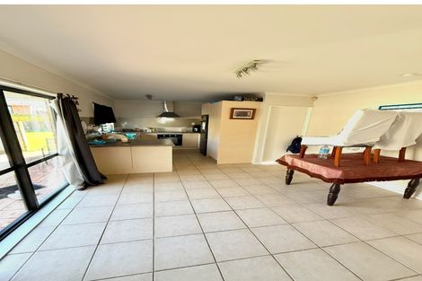 Photo of property in 24 Newbegin Place, Weymouth, Auckland, 2103