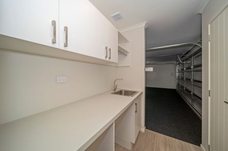 Photo of property in 5 Oakmont Crescent, Waiwhakaiho, New Plymouth, 4312