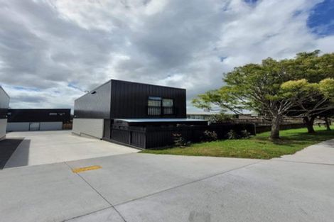 Photo of property in 1/60 Hepburn Road, Glendene, Auckland, 0602