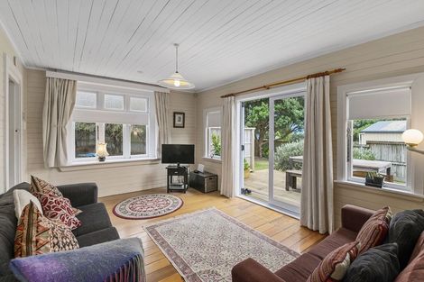 Photo of property in 35 Hicks Crescent, Waikanae Beach, Waikanae, 5036