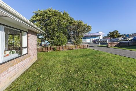 Photo of property in 5/4 Stewart Drive, Newlands, Wellington, 6037