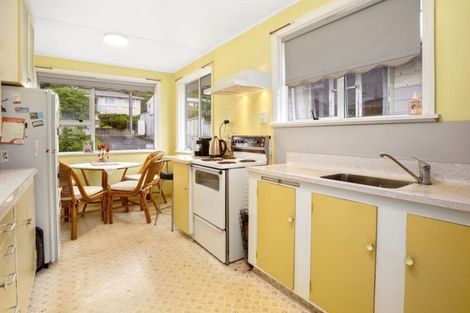 Photo of property in 38 Taylor Terrace, Tawa, Wellington, 5028