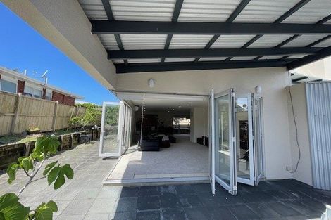Photo of property in 2/16 Tobruk Crescent, Milford, Auckland, 0620