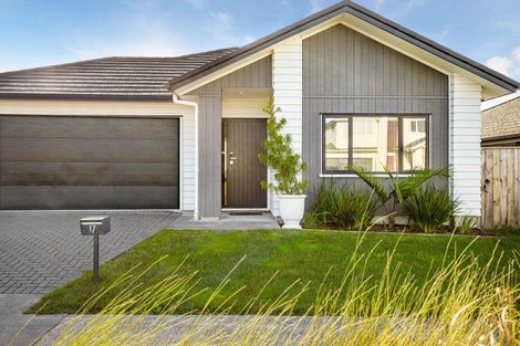 Photo of property in 17 Papa Orchard Drive, Kumeu, 0810