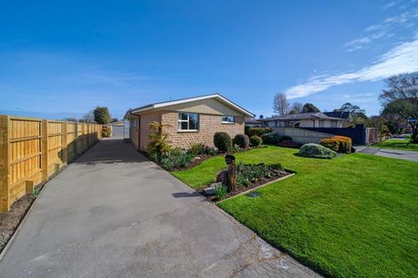 Photo of property in 73 Crofton Road, Harewood, Christchurch, 8051