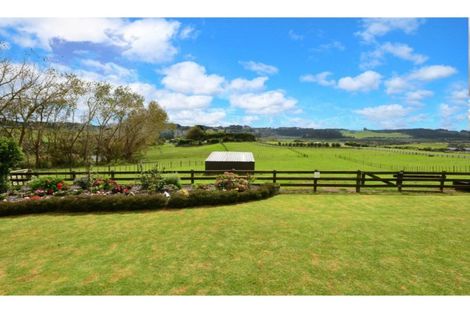 Photo of property in 7 Kaipara Lake Road, South Head, Helensville, 0874