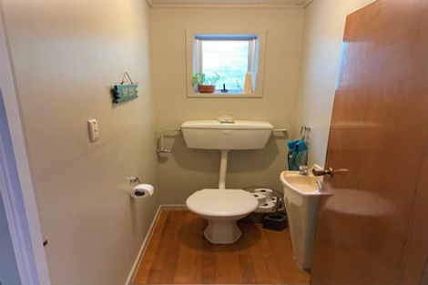 Photo of property in 44 Easton Park Parade, Glenfield, Auckland, 0629