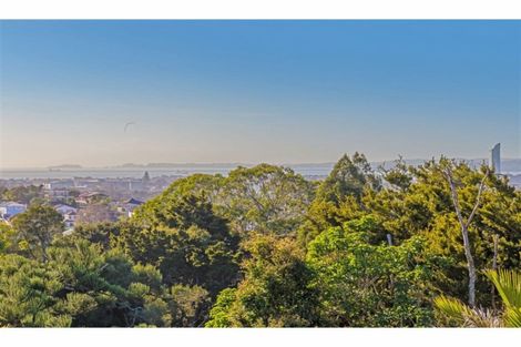 Photo of property in 181 Glenfield Road, Hillcrest, Auckland, 0627