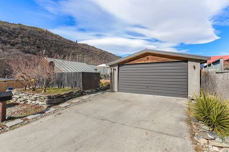 Photo of property in 16 Daveys Place, Arrowtown, 9302