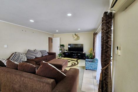 Photo of property in 9 Killygordon Place, Massey, Auckland, 0614