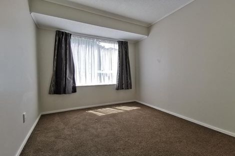 Photo of property in 12 Evesham Place, Newlands, Wellington, 6037