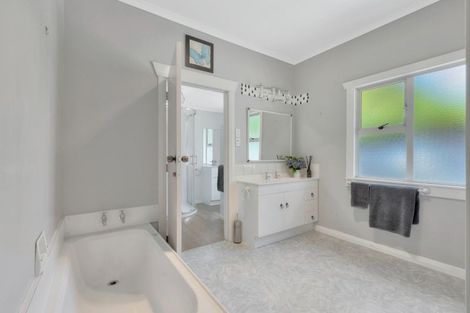 Photo of property in 9 Hursthouse Street, Vogeltown, New Plymouth, 4310