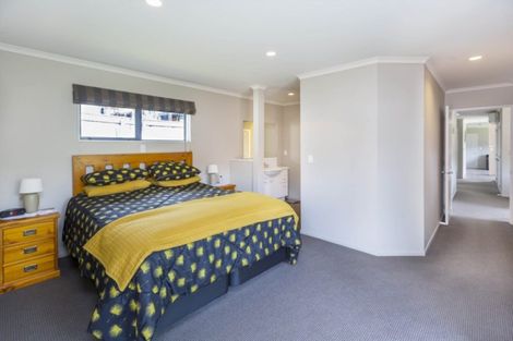 Photo of property in 44 King Charles Drive, Kingsley Heights, Upper Hutt, 5018