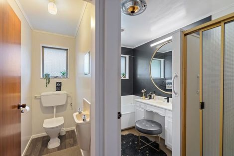 Photo of property in 28 Rewarewa Crescent, Waikanae, 5036