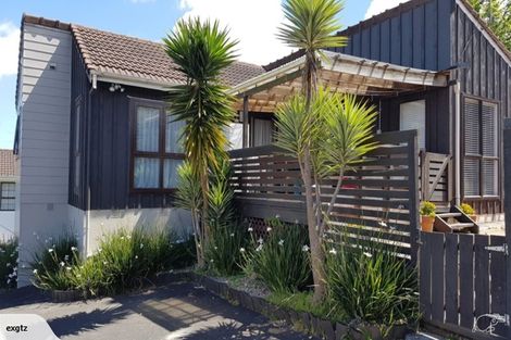 Photo of property in 21 Oreil Avenue, West Harbour, Auckland, 0618