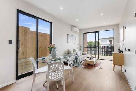 Photo of property in 121e Reeves Road, Pakuranga Heights, Auckland, 2010