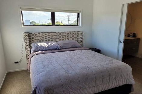 Photo of property in 1/60 Hepburn Road, Glendene, Auckland, 0602