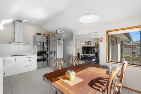 Photo of property in 8 Claverley Gardens, Avonhead, Christchurch, 8042