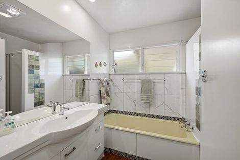 Photo of property in 15 St James Avenue, Helensville, 0800