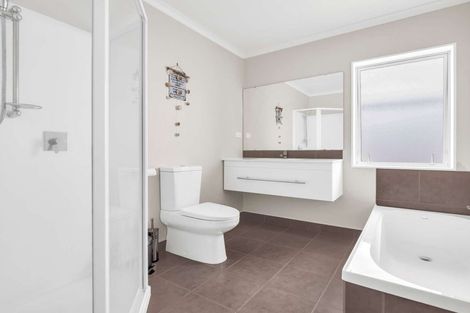 Photo of property in 32 Keepers Drive, Gulf Harbour, Whangaparaoa, 0930